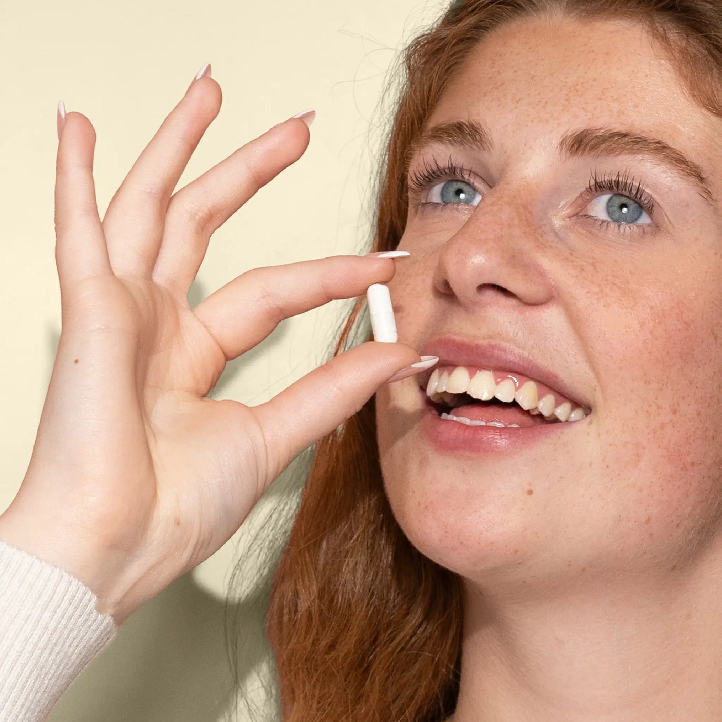 kvinna tar c-vitaminkapslar