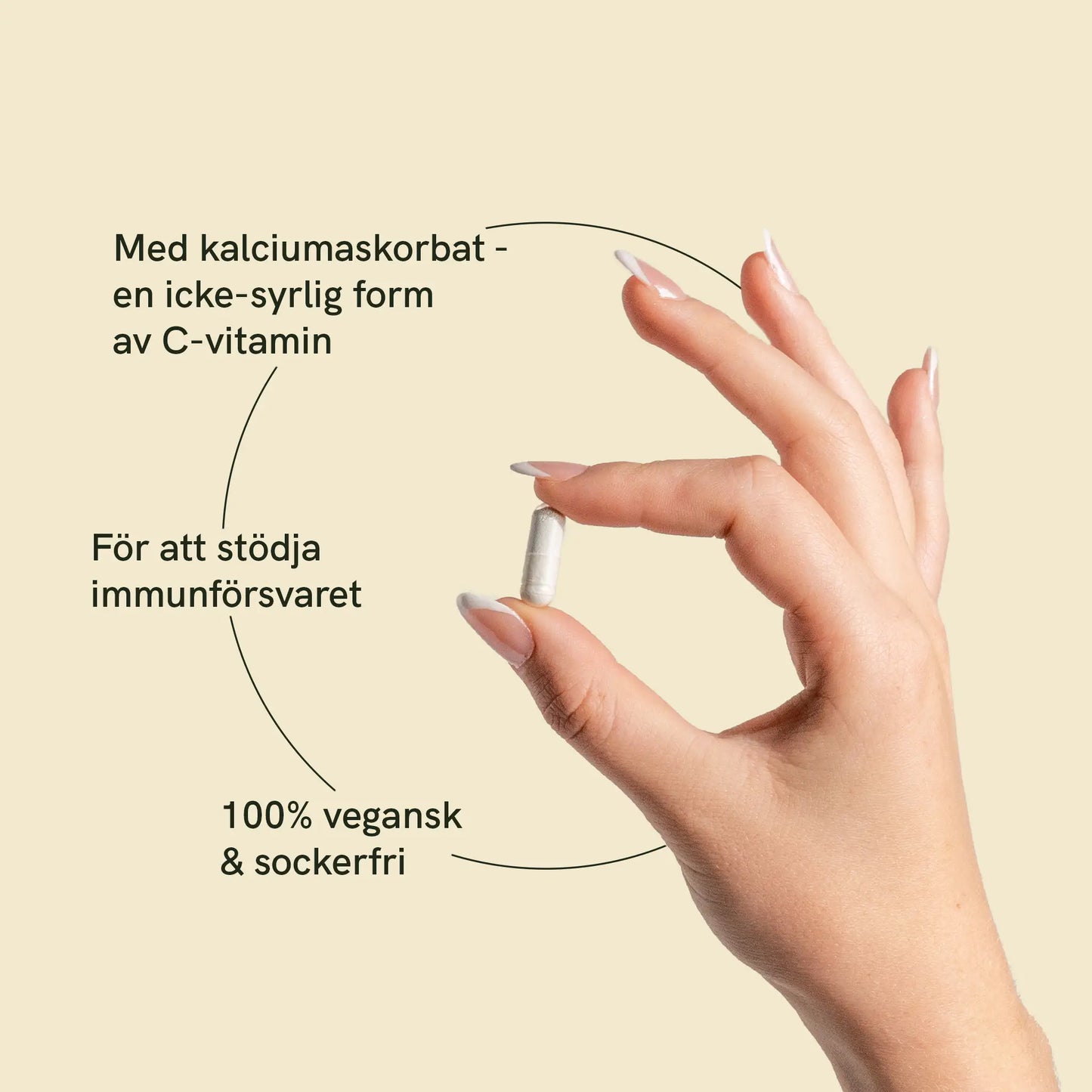 ena handen håller en c-vitaminkapsel med beskrivning