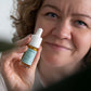 Kvinna som håller en flaska CBD-aroma oil 15%