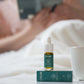 En flaska CBD Aroma Oil 5 % ovanpå sin förpackning.