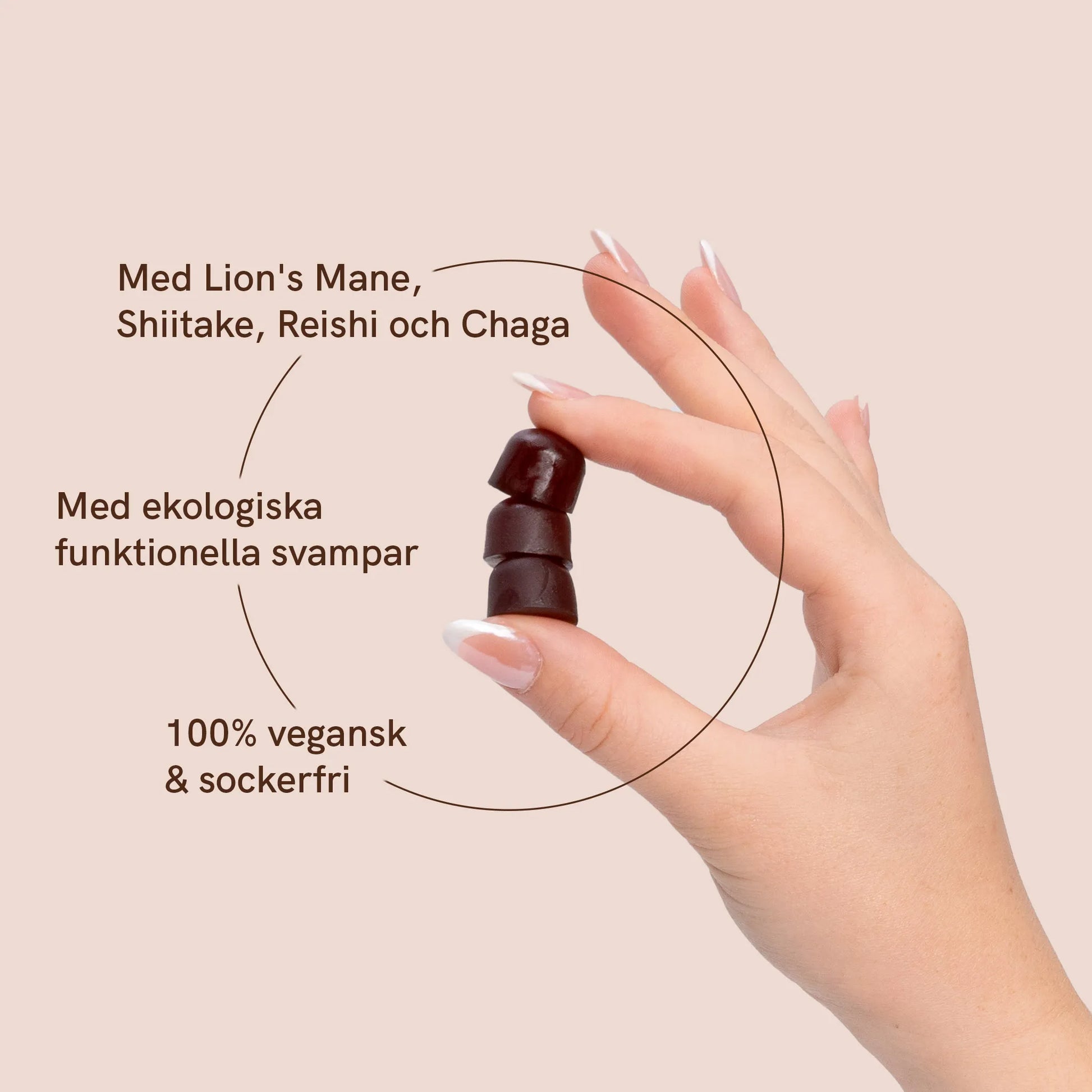 En kvinna håller i tre svampgummier och bredvid dem finns produktinformation:
Med lejonhatt, shiitake, reishi och chaga
Med ekologiska medicinska svampar
100% vegan & sockerfri