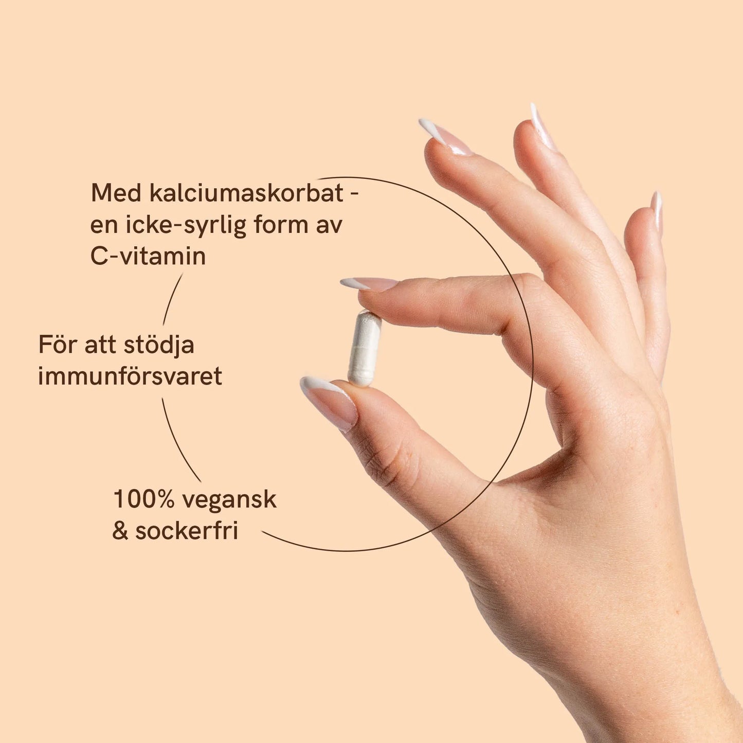 ena handen håller en c-vitaminkapsel med beskrivning